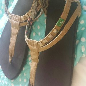 Sanuk tan sandals
